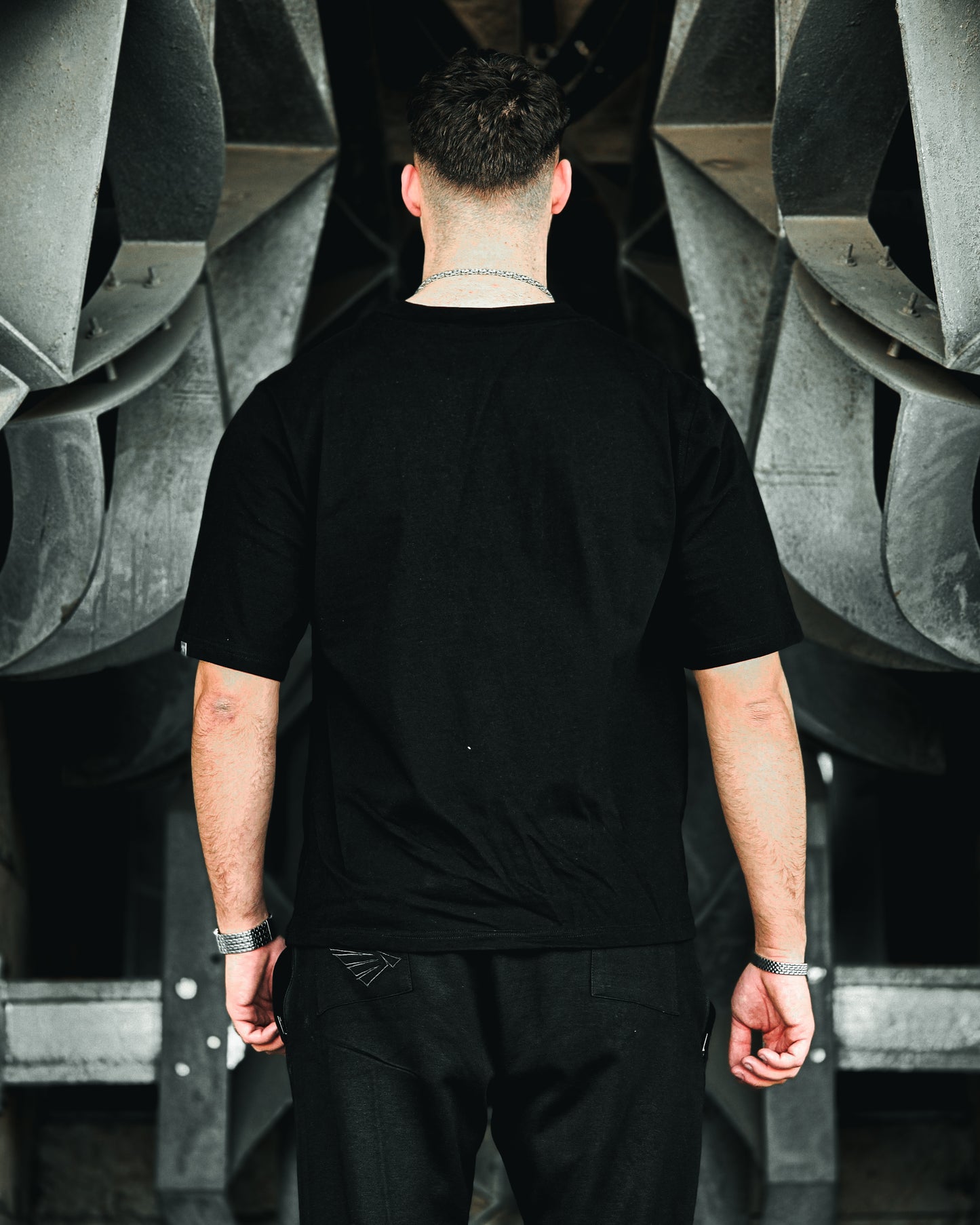 AUTHENTICUM BLACK TEE V2