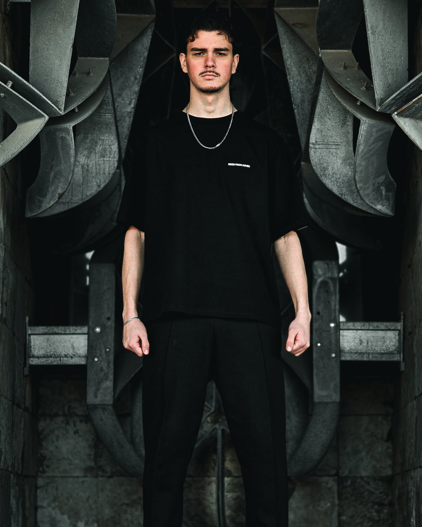 AUTHENTICUM BLACK TEE V1