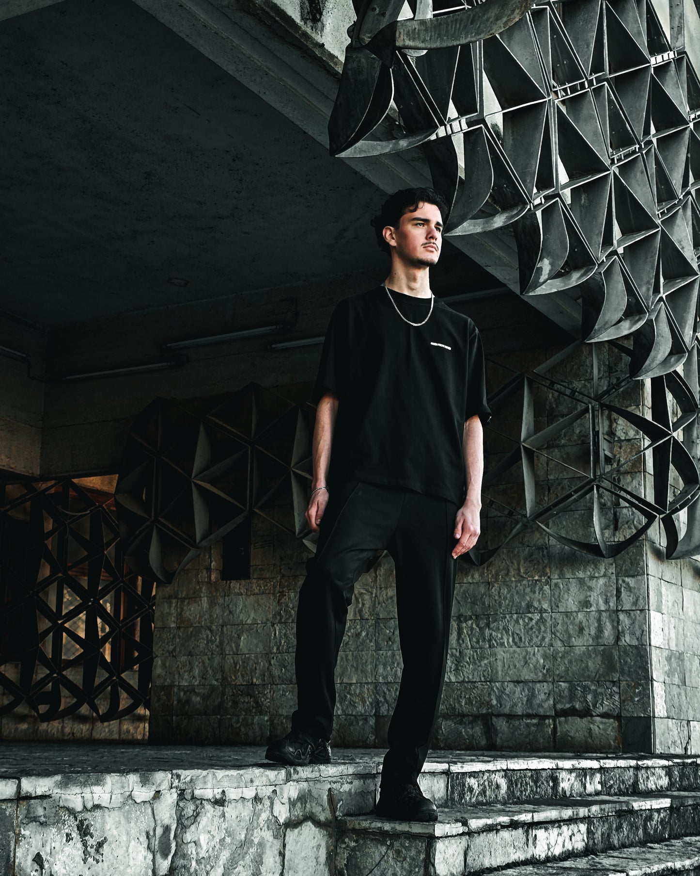 AUTHENTICUM BLACK TEE V1